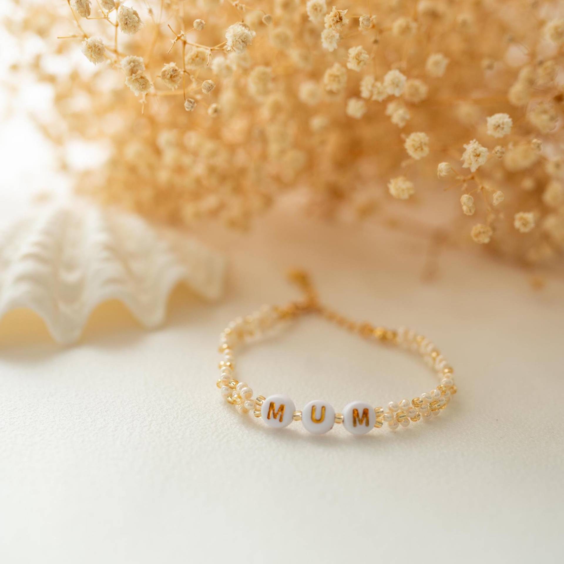 Personalisiertes Blümchenarmband Beige Weiß Gold | Handgemachtes Armband Perlenarmband Geschenk Mama Gift For Her Personalisiertes Blümchenarmband Beige Weiß Gold | Handgemachtes Armband Perlenarmband Geschenk Mama Gift For Her von GemsofMay
