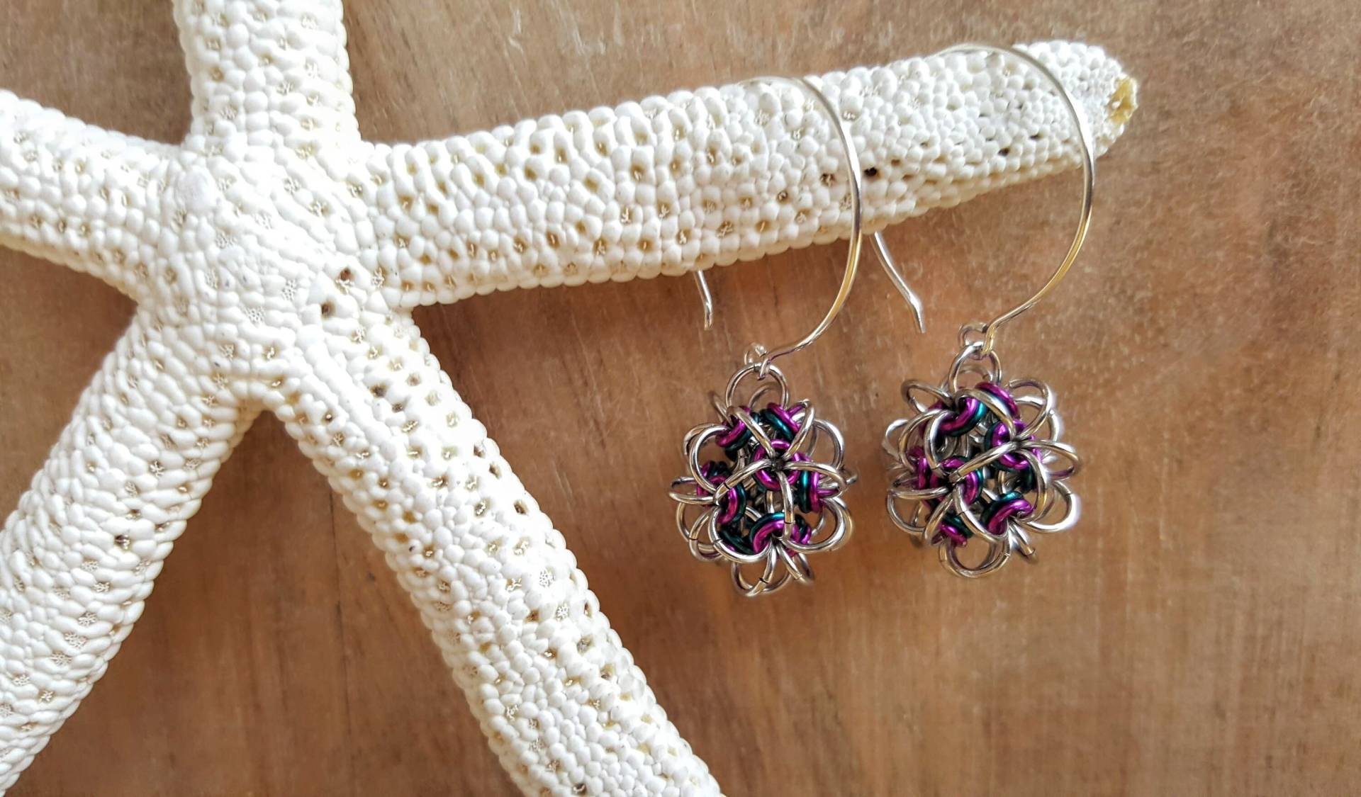 Blase - Magenta, Immergrün Und Silber Chainmaille Ohrringe Ohrringe. Geschenk Für Sie Blase - Magenta, Immergrün Und Silber Chainmaille Ohrringe Ohrringe. Geschenk Für Sie von Gemsofsummer