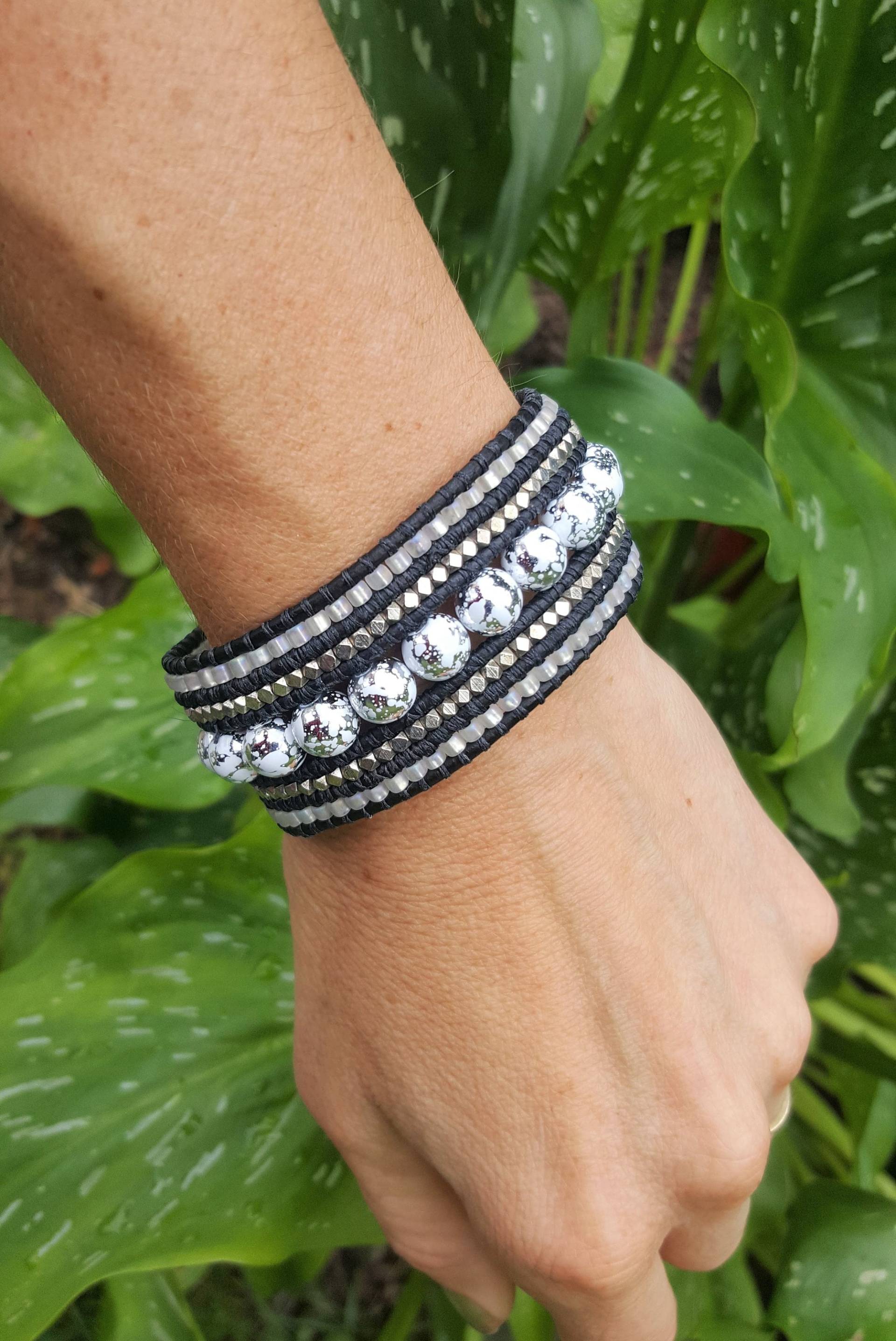 Twilight. Leder Wickeln Manschette Armband. Schwarz, Weiß Und Silber Twilight. Leder Wickeln Manschette Armband. Schwarz, Weiß Und Silber von Gemsofsummer
