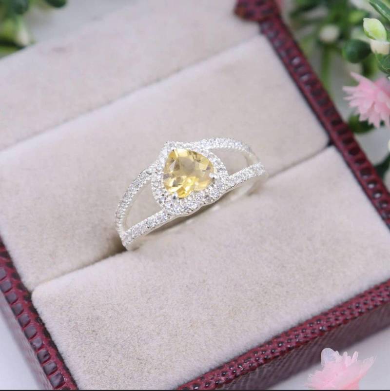 Gelber Citrin Ring Herzform Versprechen Für Frauen Einzigartiges Jubiläumsgeschenk Perfekte Paare Geschenk Geburtstagsgeschenk Vintage Schmuck von Gemsstudiobysunvesta