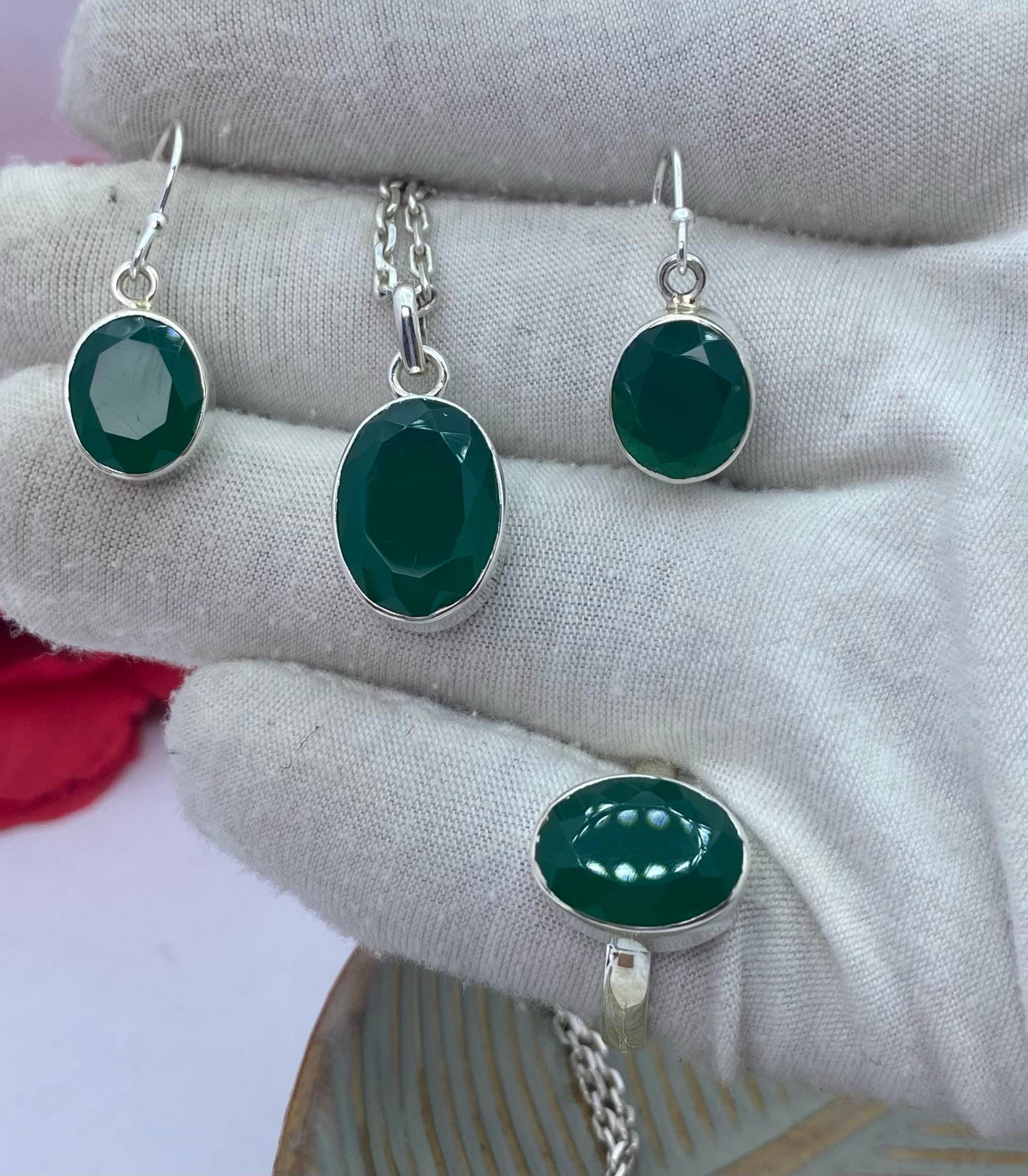 Grüner Onyx Schmuck Für Sie Oval Set Brautschmuck Jahrestag Geschenk Anhänger & Ohrring Silber Designer Grüner Onyx Schmuck Für Sie Oval Set Brautschmuck Jahrestag Geschenk Anhänger & Ohrring Silber Designer von Gemsstudiobysunvesta