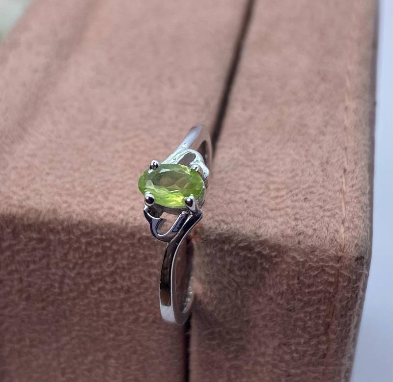Grüner Peridot Ring 925 Sterling Silber Frauen August Geburtsstein Oval Solitaire Versprechen Geschenk Für Sie Grüner Peridot Ring 925 Sterling Silber Frauen August Geburtsstein Oval Solitaire Versprechen Geschenk Für Sie von Gemsstudiobysunvesta