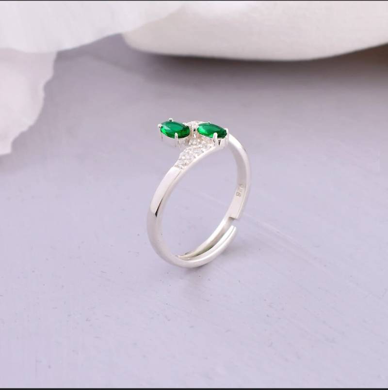 Grüner Smaragd Zirkon Ring Toi Et Moi Versprechen Jubiläum Geschenk Für Frauen Zwei Stein Verlobungsring Pear Cut Einzigartiger Birthstone von Gemsstudiobysunvesta