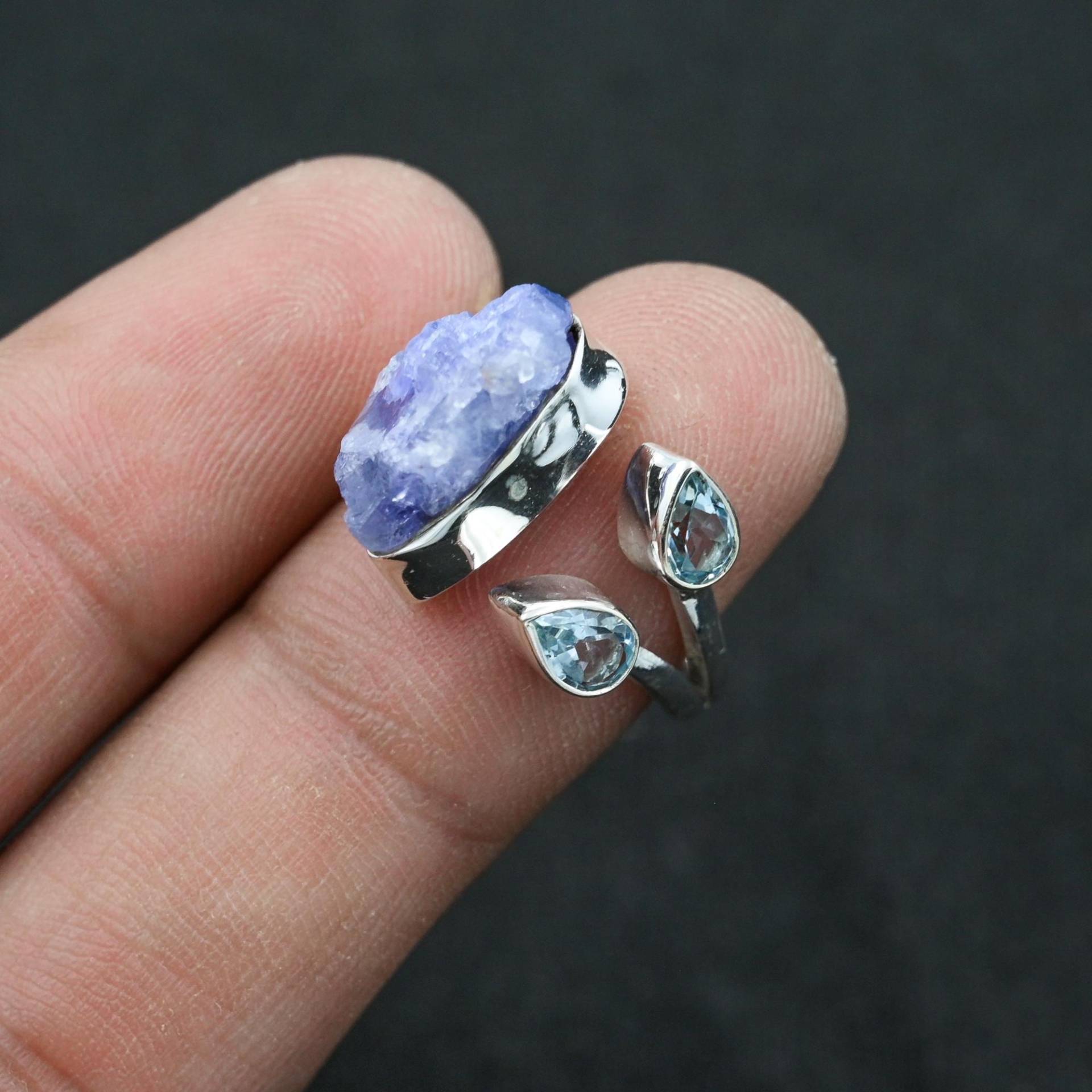 Muti Stone Roher Tansanit Ring Mütter Birthstone Familie Rustikaler Roher Schmuck Rohkristall Vorschlag Versprechen Muti Stone Roher Tansanit Ring Mütter Birthstone Familie Rustikaler Roher Schmuck Rohkristall Vorschlag Versprechen von Gemsstudiobysunvesta