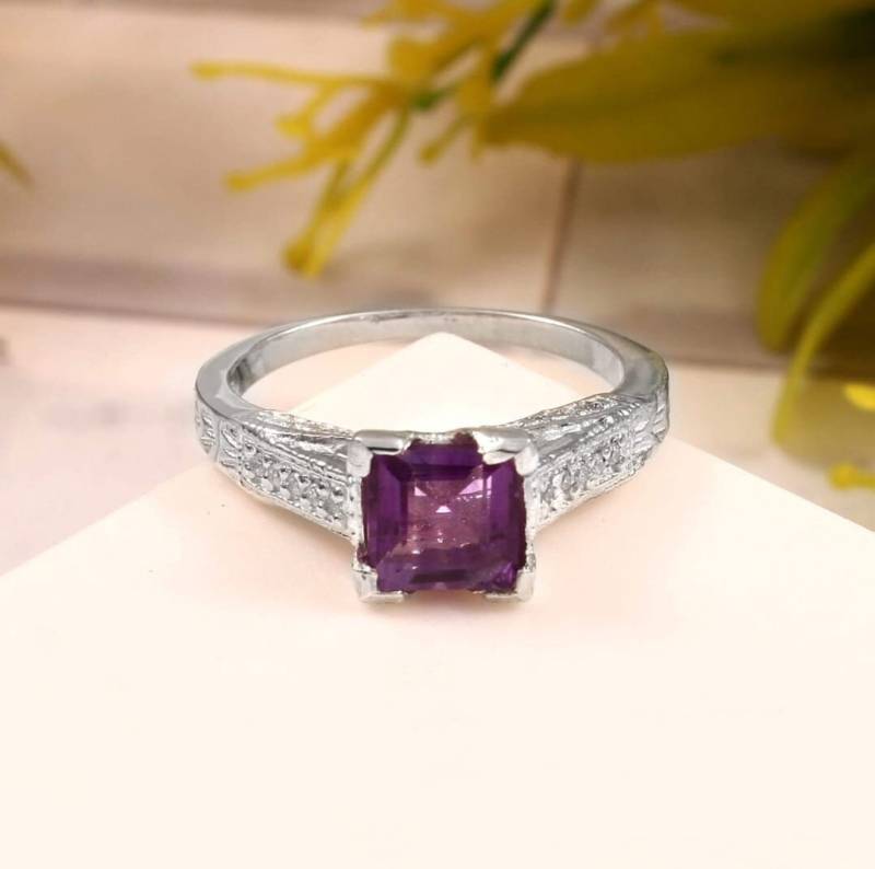 Vintage Amethyst Ring Lila Edelstein Ehering Zierliche Verlobungsring Smaragdschliff Silberring Weihnachtsgeschenk Jahrestag Geschenk Für Sie von Gemsstudiobysunvesta