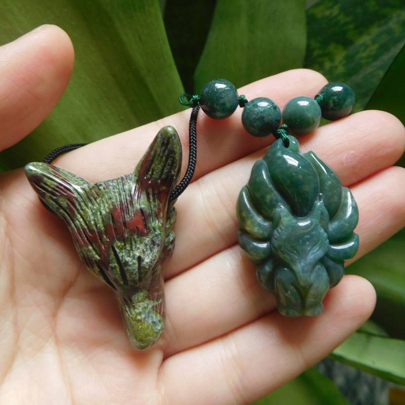 Geschnitzter Drachenblutsohn Wolf Anhänger. Handgefertigter Wolfsschmuck. Ausgefallener Achat Fuchs. Schnitzerei. Kristall Carving Wolfskopf von GemstoneConcept