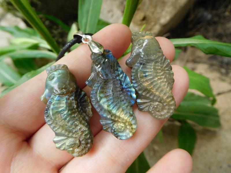Geschnitztes Seepferdchen. Handgemachte Seepferdchen Kette. Anhänger. Labradorit Edelstein Halskette. Karve von GemstoneConcept