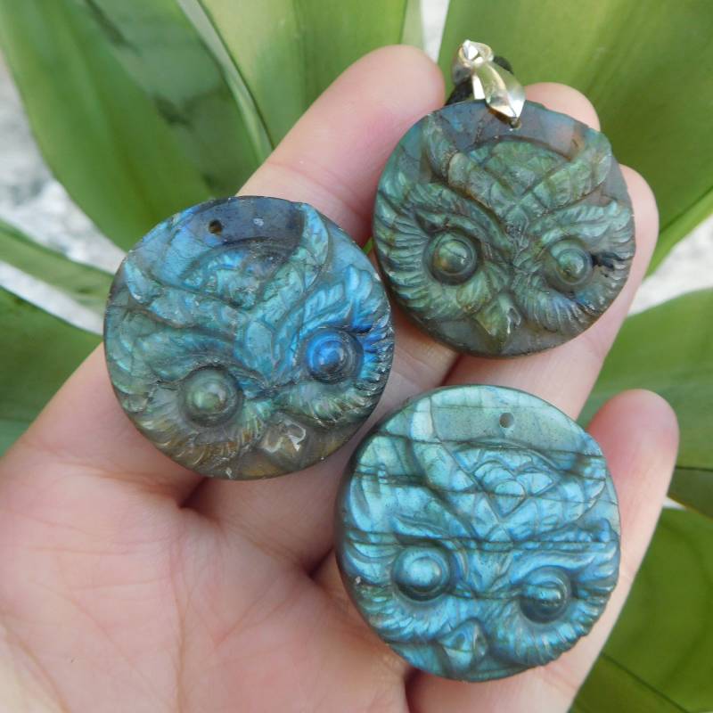 Labradorit Eule. Geschnitzter Eulenanhänger. Eule Halskette Schnitzen. Handgefertigter Eulen Anhänger. Anhänger.eulen Schmuck. Handgemachtes Geschenk von GemstoneConcept