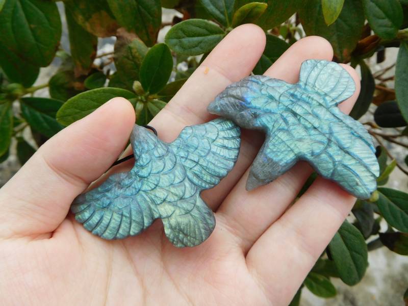 Labradorit Geschnitzter Adler. Schnitzadler Anhänger. Kolibri Carve Edelstein Adler von GemstoneConcept