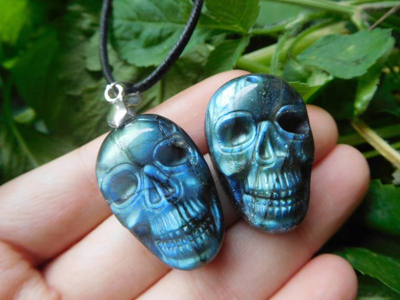 Labradorit Totenkopf. Handarbeit. Totenkopf Anhänger. Blauer Labradorit. Totenkopf-Handwerk. Geschnitzter Schnitzkristall von GemstoneConcept