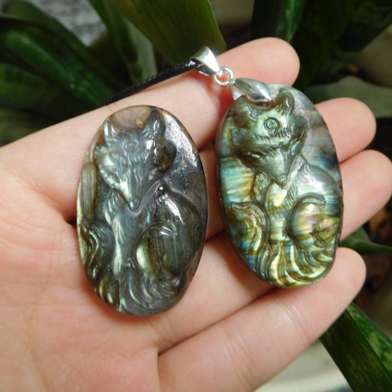 Regenbogen Labradorit. Geschnitzter Fuchs Anhänger. Edelstein Bastelfuchs. Handgefertigte Halskette. Schmuck. Labradorit Schnitzerei von GemstoneConcept