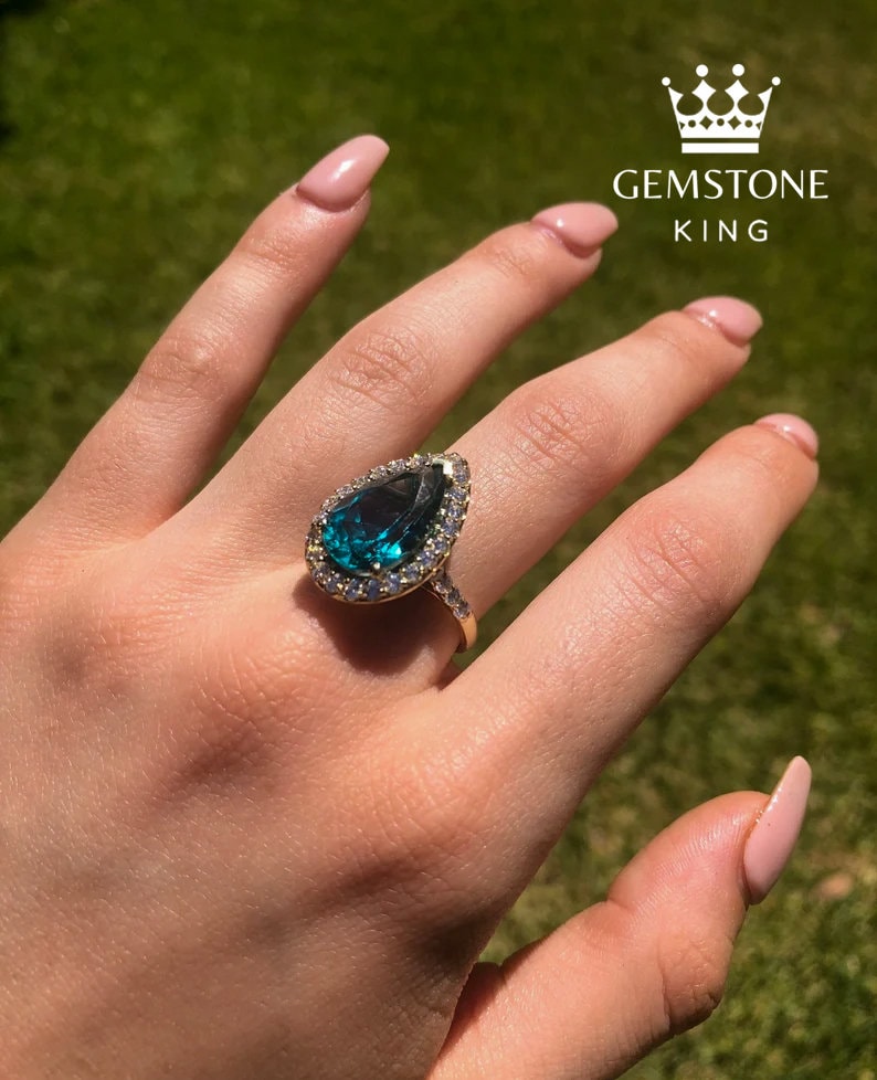 Topas Ring Mit Diamanten, Großer Goldring, Schmuck, Dezember Geburtsstein Geschenk, Statement Ring, Blauer Verlobungsring Topas Ring Mit Diamanten, Großer Goldring, Schmuck, Dezember Geburtsstein Geschenk, Statement Ring, Blauer Verlobungsring von GemstoneKingdomUSA