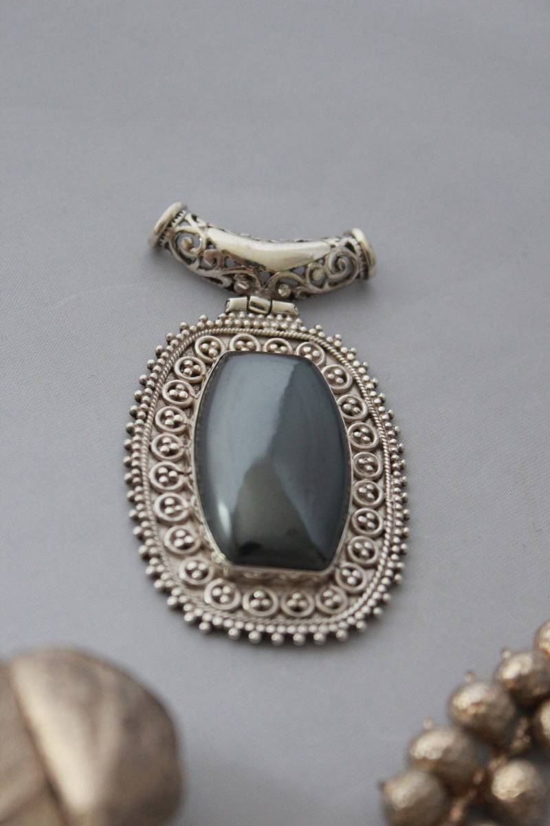 Hämatit | Stein Für Den Geist Anhänger in Sterling Silber Gesetzt von GemtasticUK