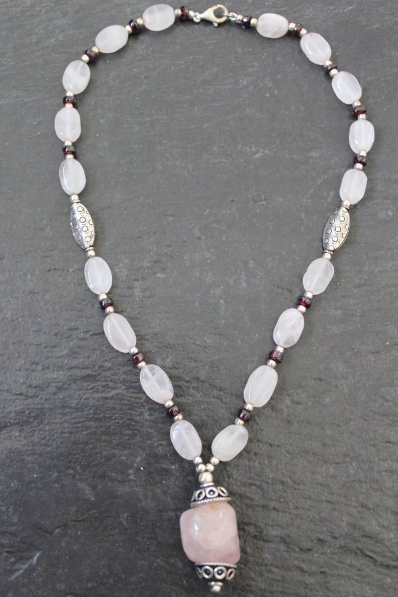 Rosenquarz Mit Red Granat Perlen Halskette in Sterling Silber Gesetzt von GemtasticUK