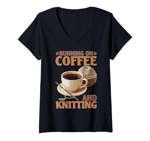 Damen Running On Coffee and Knitting Garn häkeln Hobby T-Shirt mit V-Ausschnitt Damen Running On Coffee and Knitting Garn häkeln Hobby T-Shirt mit V-Ausschnitt von Gemütliche koffeinbetonische Stimmung