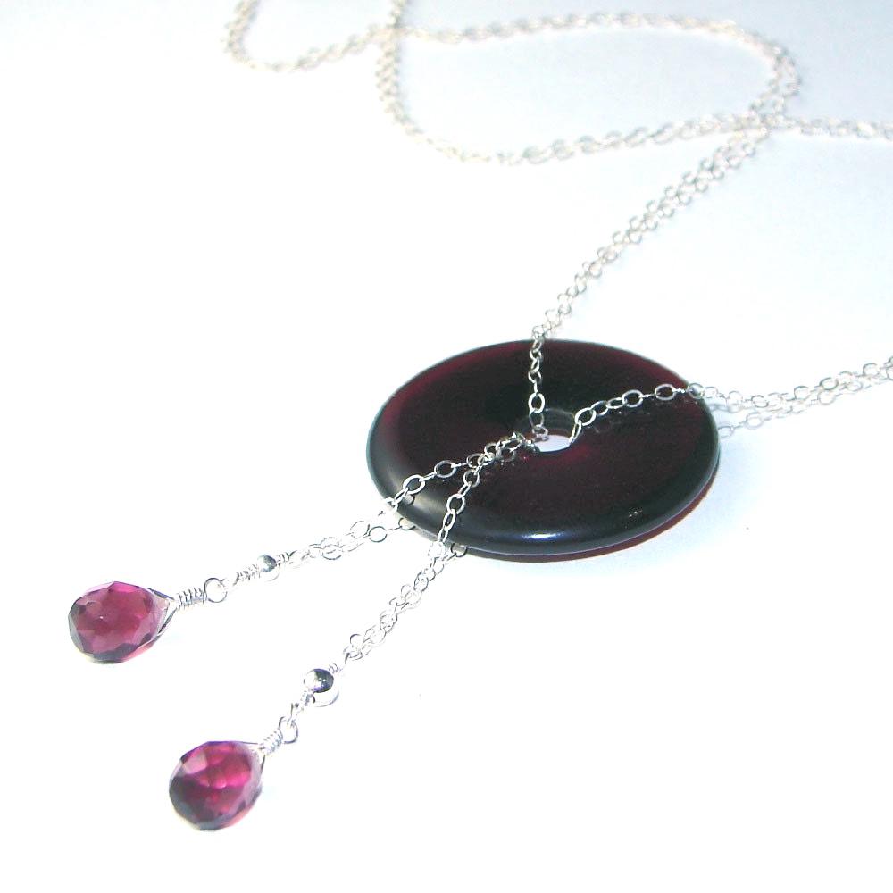 Granat Rot Glas Halskette, Sterling Silber Kette, Donut Pendand, Facettierte Glastropfen von GemuineCreations