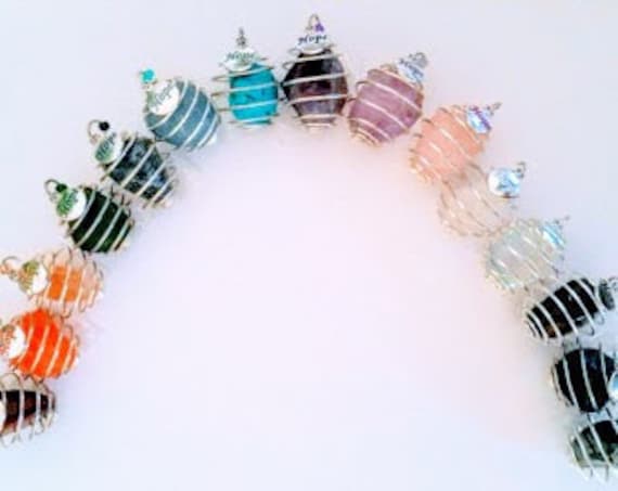 Harmoniende Wire Wrapped Gems | Hope Beacon in 14 Schönen Farben Mit Farblich Passendem Handbemaltem "Hope" Charm, "Homeless Fundraiser" von Gemz4Gemz