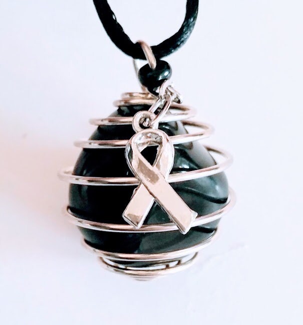 Melanoma Krebs ~ Black Awareness Edelstein Kette | Hope Beacon Apache Tear Gem, 24" Farbkordel /Kette, & Webband Charm, "Homeless Fundraiser" von Gemz4Gemz