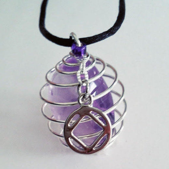 Sobriety Jewelry ~ Lila Amethyst Halskette, Schlüsselanhänger, Ohrringe, Reißverschluss, Lichtfänger Mit 6 Charms, "Homeless Fundraiser" von Gemz4Gemz