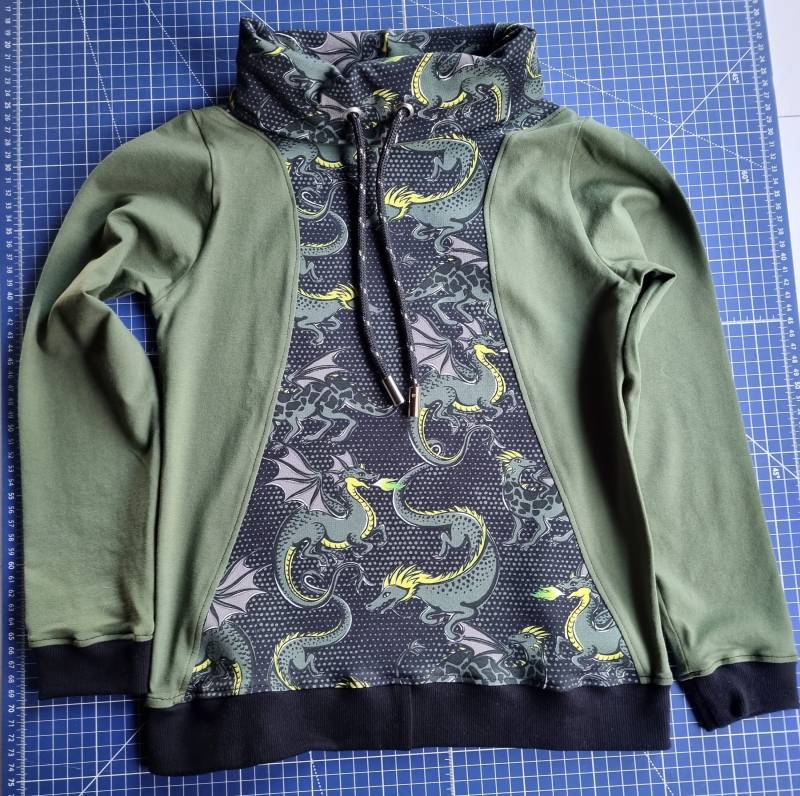 Kragenpulli Für Kinder Mit Dinosaurier - Motiv Im Mittelteil von GenaehtesVonDuFre