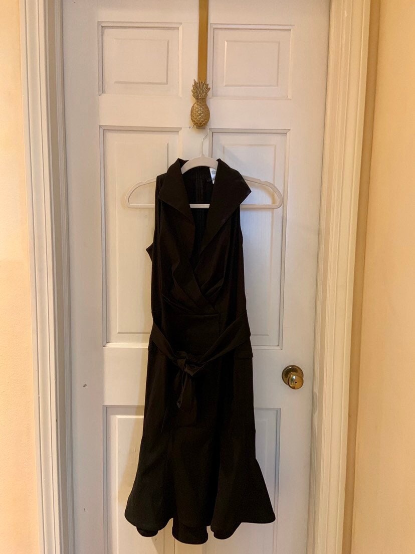 Tadashi Shoji Vintage Y2K Schwarzes Fit - Und Flare-Kleid Mit Kragen Taillenband, Größe 2 Tadashi Shoji Vintage Y2K Schwarzes Fit - Und Flare-Kleid Mit Kragen Taillenband, Größe 2 von GenerationsPastCo