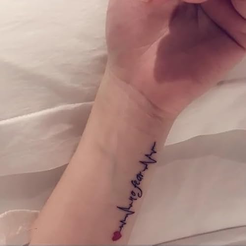 2 Stück kleines rotes Herz Arm EKG Englisch: Keine Angst Temporäre Tattoos für Männer und Frauen, wasserdichte und langlebige Aufkleber, Fake Tattoos von Generisch