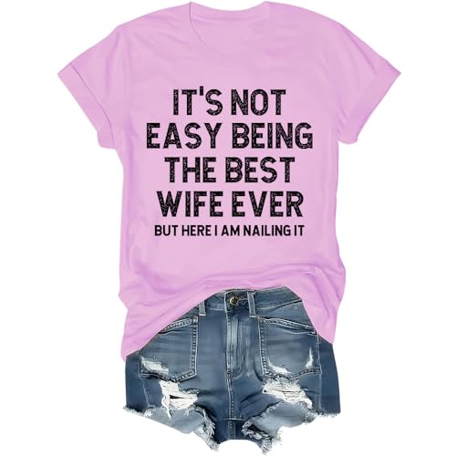 It's Not Easy Being The Best Wife Ever But Here I Am Nailing It Shirt The Best Wife Ever Crew Neck T-Shirt, rose, S It's Not Easy Being The Best Wife Ever But Here I Am Nailing It Shirt The Best Wife Ever Crew Neck T-Shirt, rose, S von Generisch