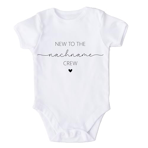 Nachname Baby body mit Name personalisierbar, Schwangerschaft verkünden, Body Baby, Geburtsgeschenk, Babybody personalisiert, Du wirst Papa Oma Opa Geschenk, New to the Crew Body (9-12 Monate Langarm) Nachname Baby body mit Name personalisierbar, Schwangerschaft verkünden, Body Baby, Geburtsgeschenk, Babybody personalisiert, Du wirst Papa Oma Opa Geschenk, New to the Crew Body (9-12 Monate Langarm) von Generisch