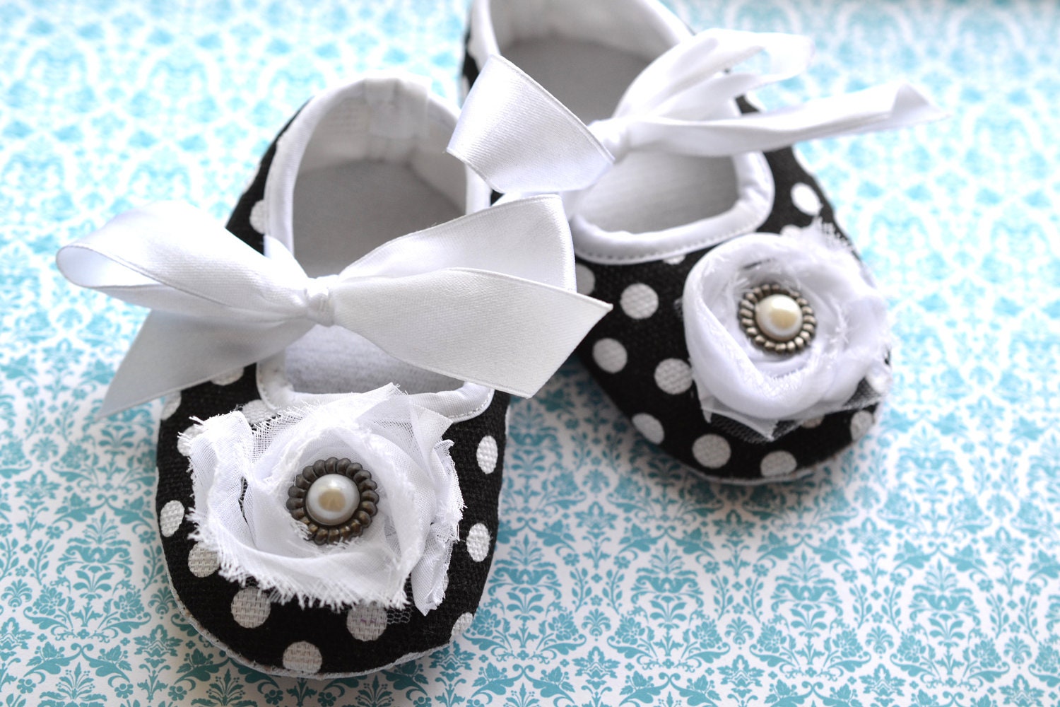 Abstand Neu...schwarz Und Weiß Polka-Dot Chiffon Rosette Krippe Schuhe...größe 12-18 Monate von GenevaDiva