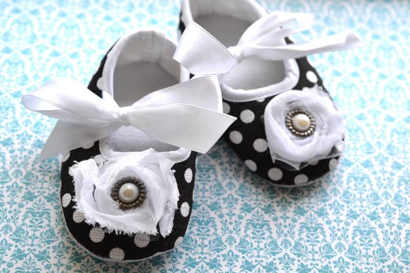 Abstand Neu...schwarz Und Weiß Polka-Dot Chiffon Rosette Krippe Schuhe...größe 12-18 Monate von GenevaDiva