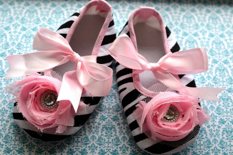 Abstand Neu...zebra Und Pale Rosa Chiffon Crib Schuhe...größe 18-24 Monate von GenevaDiva