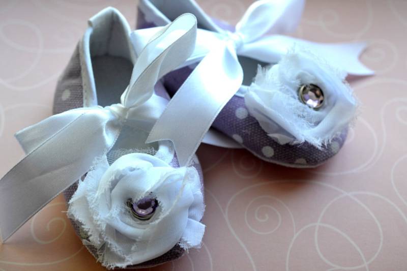 Abstand Neulavendel Mit Weissen Punkten Chiffon Rose Krippenschuhe...grösse 6-12 Monate von GenevaDiva