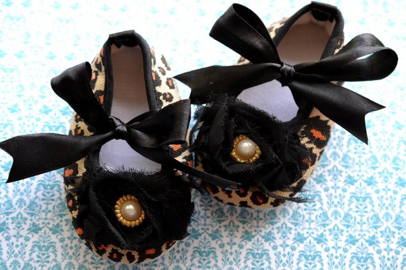 Abstand Neuleoparden Print Mit Schwarzer Chiffon Rosette Krippenschuh...grösse 6-12 Monate von GenevaDiva