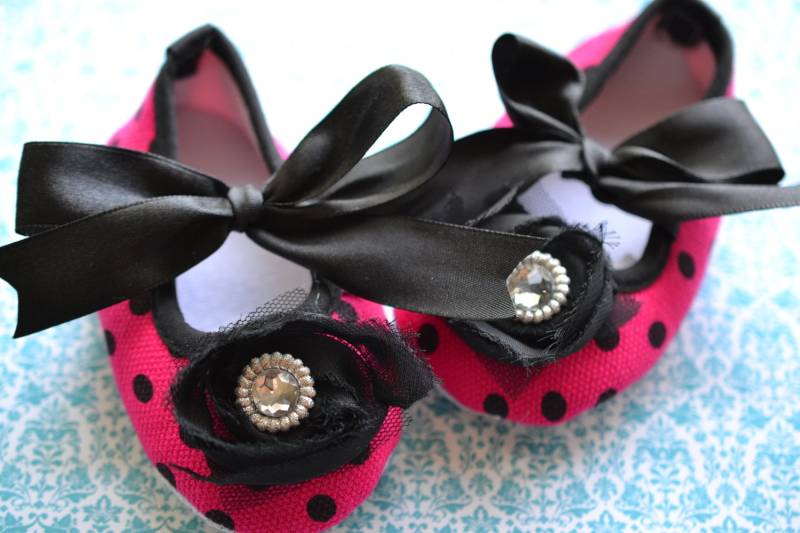 Abstand Neupink Mit Schwarzen Punkten Chiffon Rose Krippenschuhegrösse 12-18 Monate von GenevaDiva