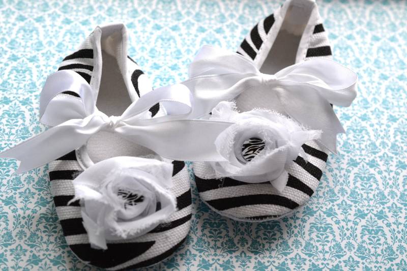 Abstand Neuschwarz Und Weiß Zebra Chiffon Rosette Krippe Schuhe18-24 Monate von GenevaDiva