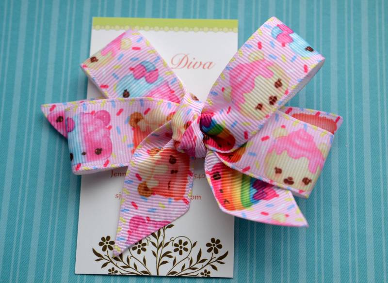 E12 - M2M Noms Classic Diva Schleife in Pink von GenevaDiva