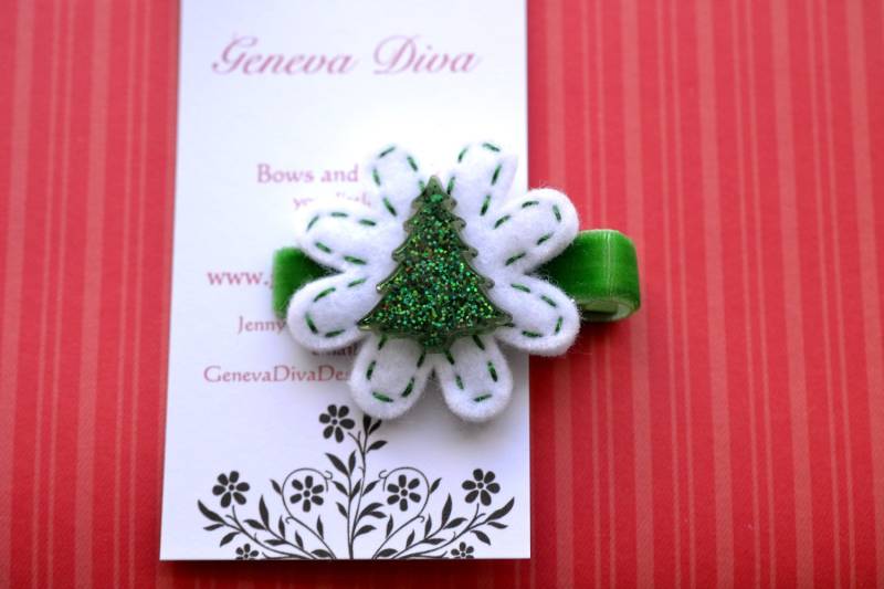 J7 - Glitzernde Weihnachtsbaum Filz Blumenspange von GenevaDiva