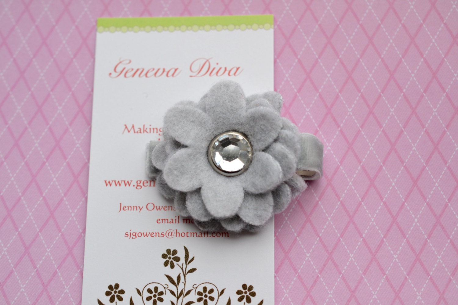 K2 - Grau Und Silber Blumen-Clip Aus 4-Lagigem Fleece-Filz von GenevaDiva
