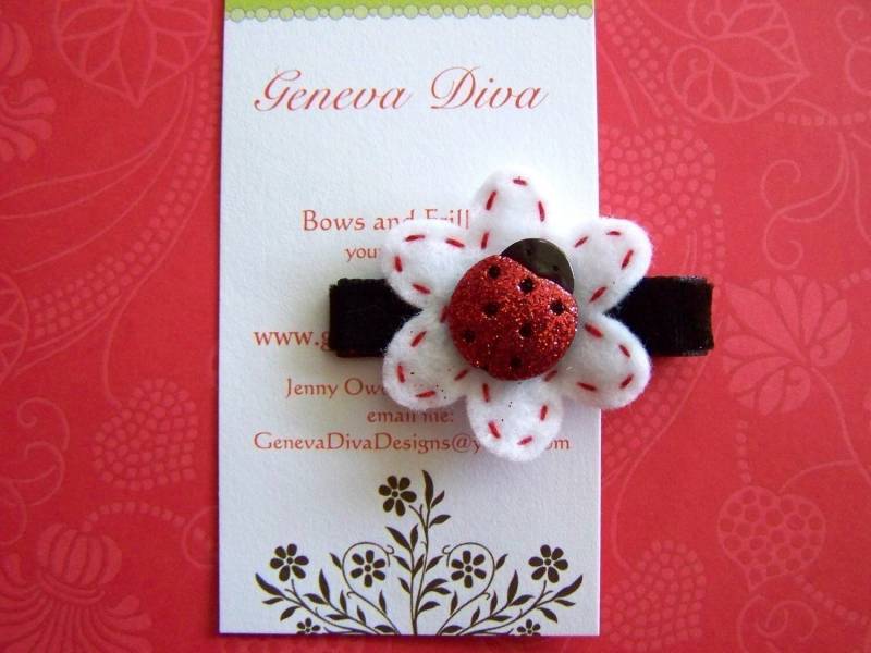 M11 - Kleiner Marienkäfer Filzblumen-Haarspange von GenevaDiva