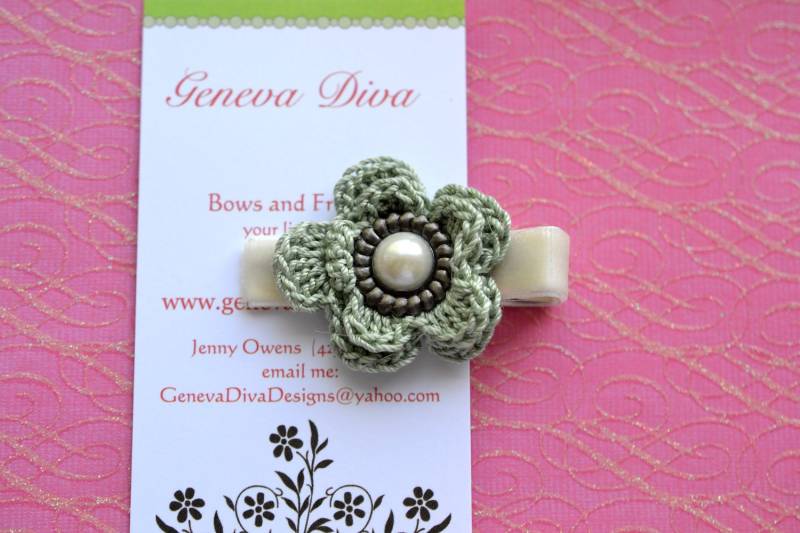 M13 - Frostig Grüne Vintage Inspirierte Häkelblume Clip von GenevaDiva