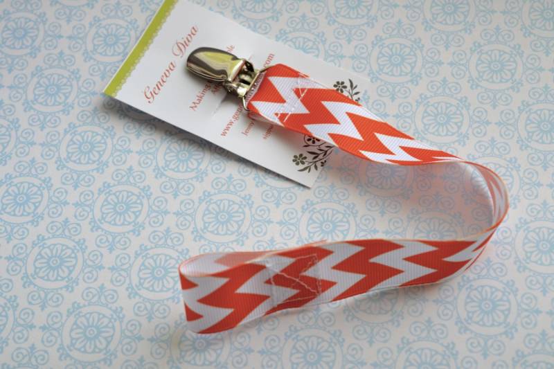 N15 - Orange Und Weiss Grosse Chevron Schnullerkette von GenevaDiva