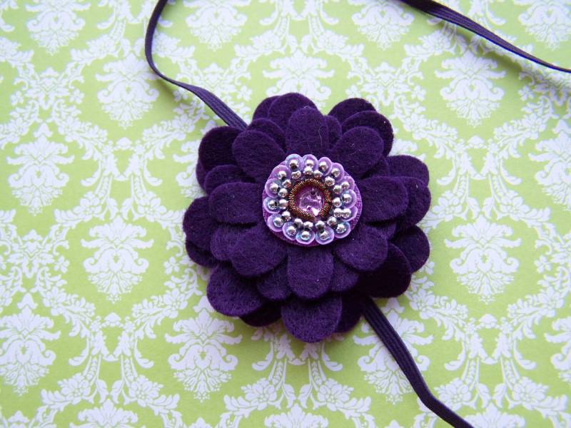N2 - Dunkellila Filz Blumen Stretch Haarband von GenevaDiva