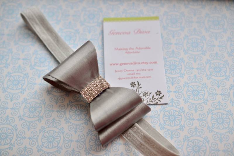 Neu-Schimmernde Satin Silberschleife Stretch Haarband von GenevaDiva