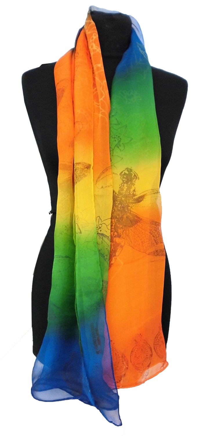 Bunte, Seide Chiffon Regenbogen Schal Mit Blauen Libellen Und Blumen Bunte, Seide Chiffon Regenbogen Schal Mit Blauen Libellen Und Blumen von GenevieveCreigh