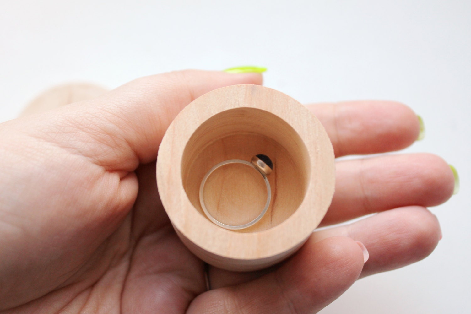 Hochzeitsring Box - Runde Unlackierte Holzbox Mit Deckel Natürlich, Umweltfreundlich 40 Mm Durchmesser Hochzeitsring Box - Runde Unlackierte Holzbox Mit Deckel Natürlich, Umweltfreundlich 40 Mm Durchmesser von GeniusesOfWood
