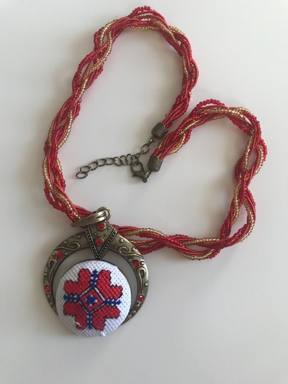 Von Hand Bestickt, Bestickte Blume Halskette, Blumenhalskette, Geschenk Für Sie, Brautjungferngeschenk, Mini-stickerei Von Hand Bestickt, Bestickte Blume Halskette, Blumenhalskette, Geschenk Für Sie, Brautjungferngeschenk, Mini-stickerei von GentleDreamsArt
