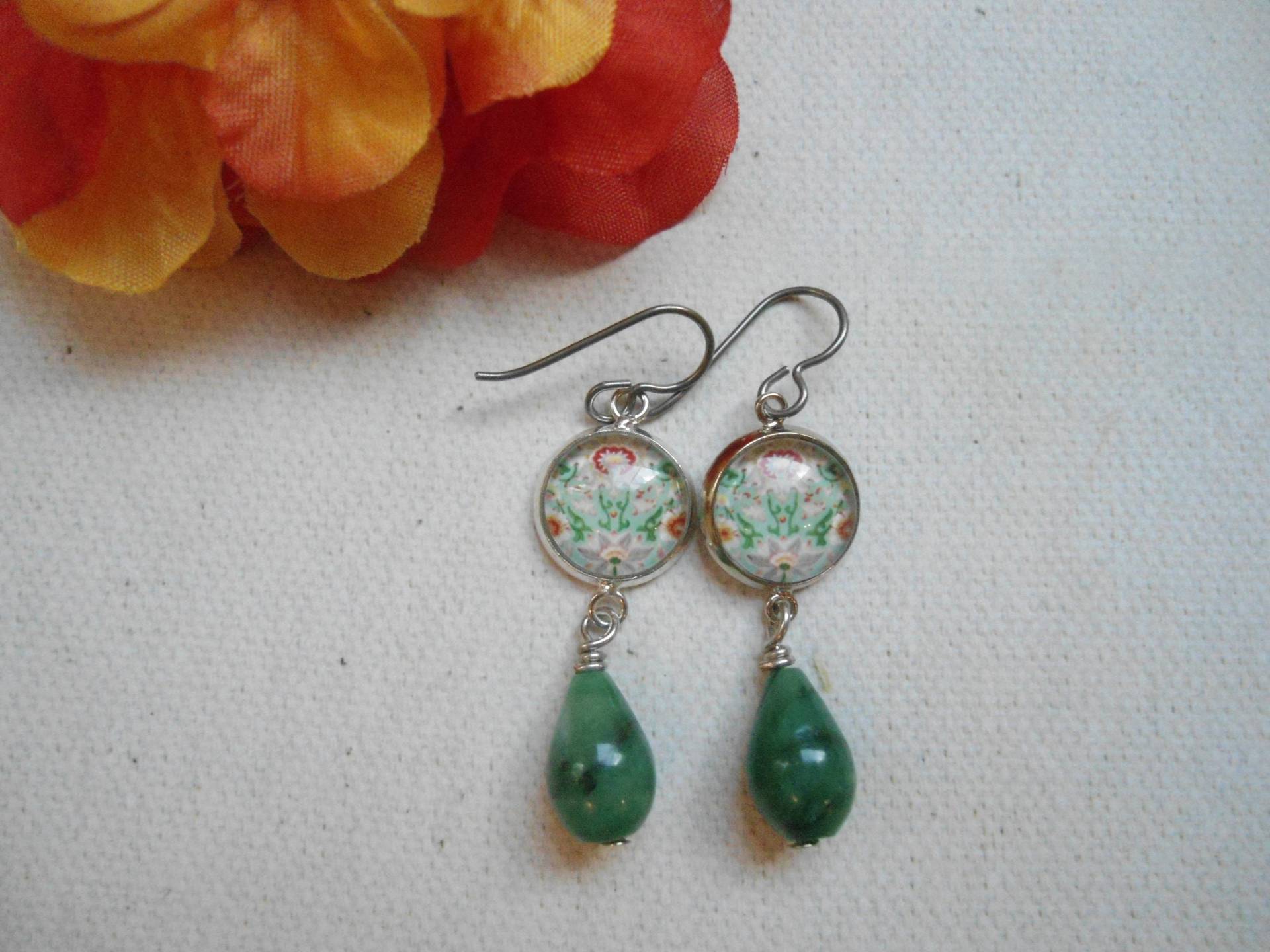 Antik Stil Grün Und Orange Farbigen Glas-Cabochon Auf Silber Geklebt Anschlüsse Vergoldet Vintaj Niob-Haken Eingehängt Antik Stil Grün Und Orange Farbigen Glas-Cabochon Auf Silber Geklebt Anschlüsse Vergoldet Vintaj Niob-Haken Eingehängt von GentleHeartJewelry