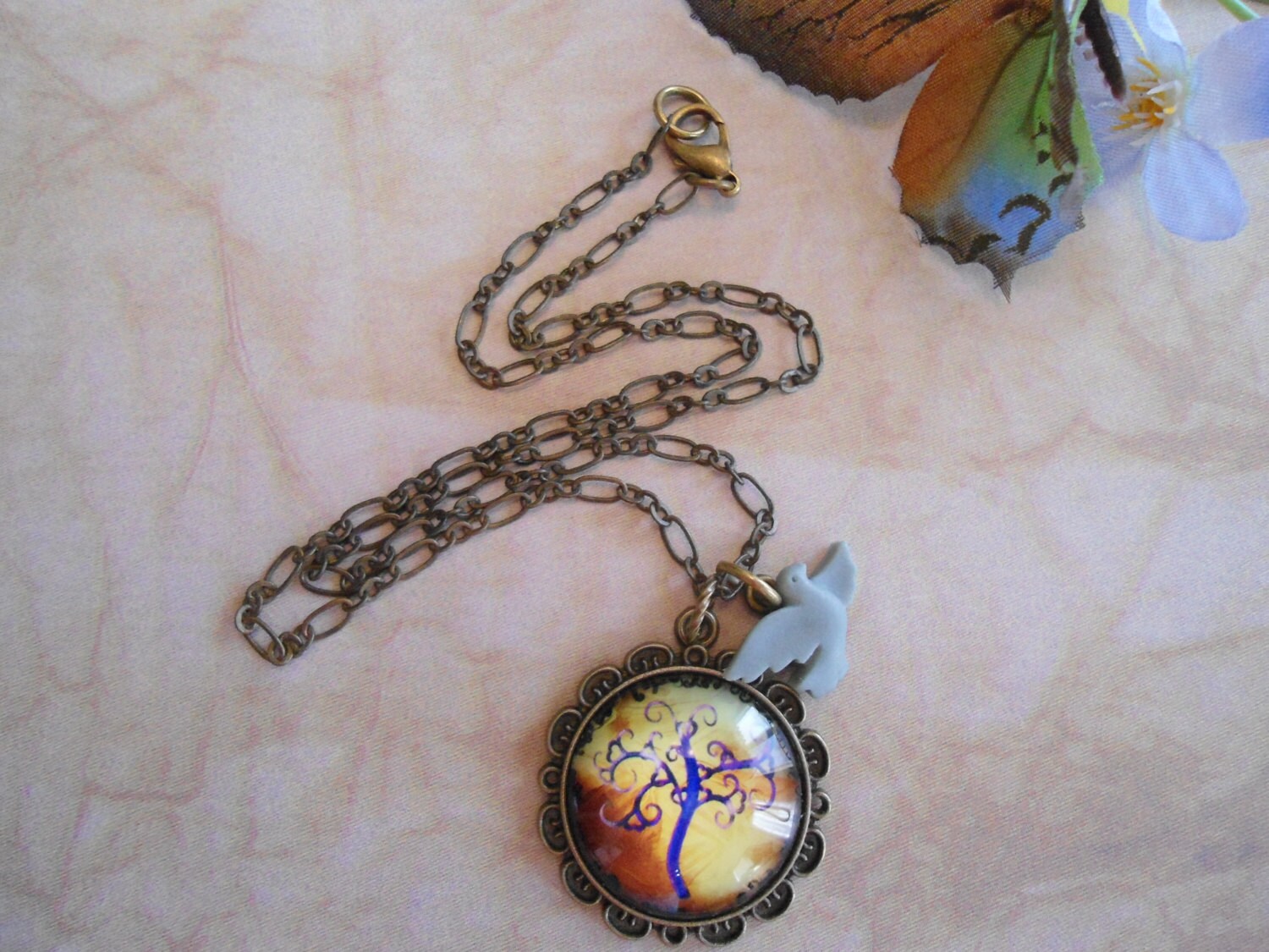 Baumkette Wachsende Liebe Glas Cabochon Messing Kette Mit Vogel Charm Nickelfrei Und Bleifrei Baumkette Wachsende Liebe Glas Cabochon Messing Kette Mit Vogel Charm Nickelfrei Und Bleifrei von GentleHeartJewelry