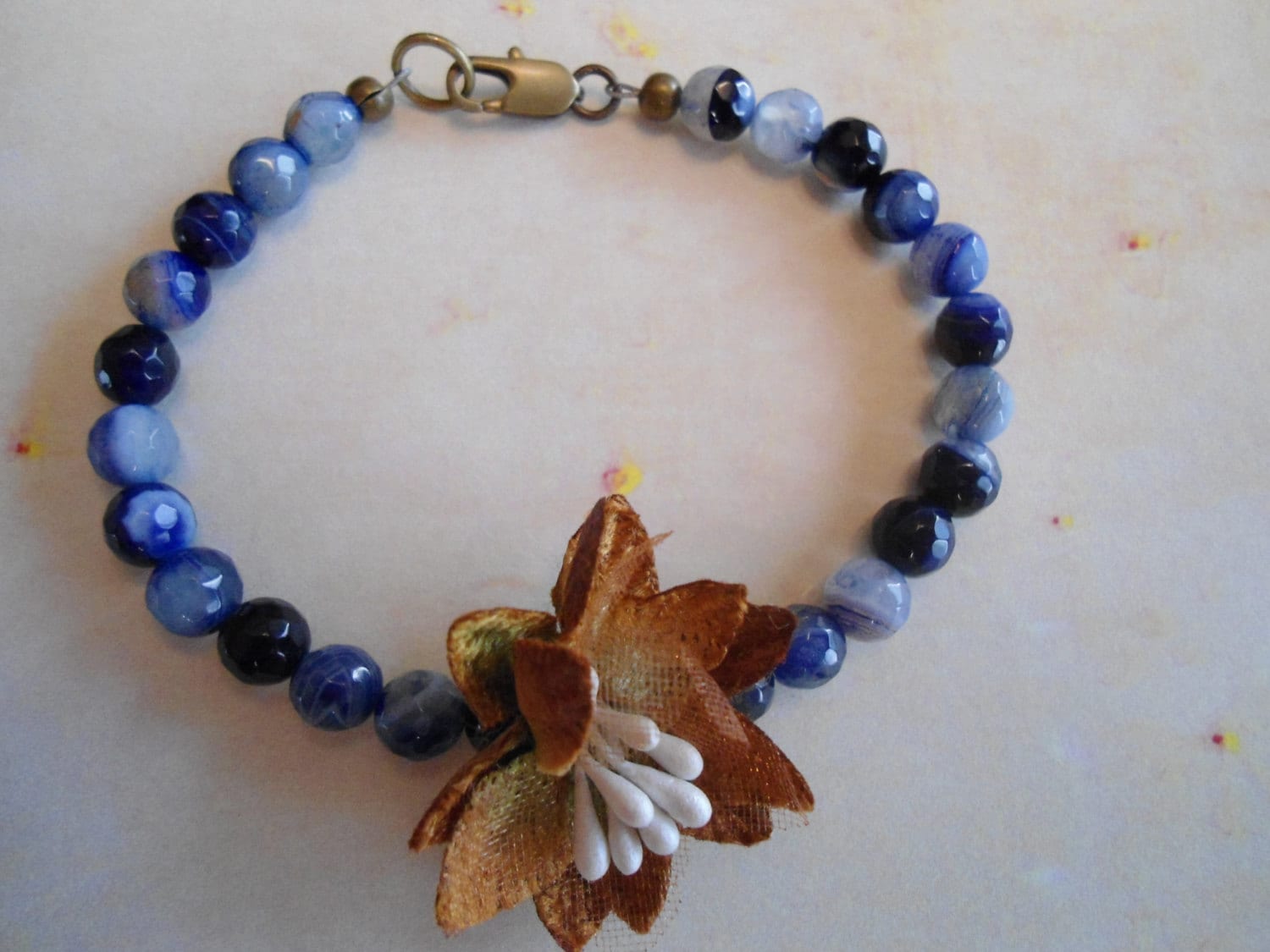 Gold Stoff Blume Mit Marine Facettierten Gestreifter Achat Armband Vintaj Marke Verschluss Nickel Frei Und Führen Kostenlose Metall Gold Stoff Blume Mit Marine Facettierten Gestreifter Achat Armband Vintaj Marke Verschluss Nickel Frei Und Führen Kostenlose Metall von GentleHeartJewelry
