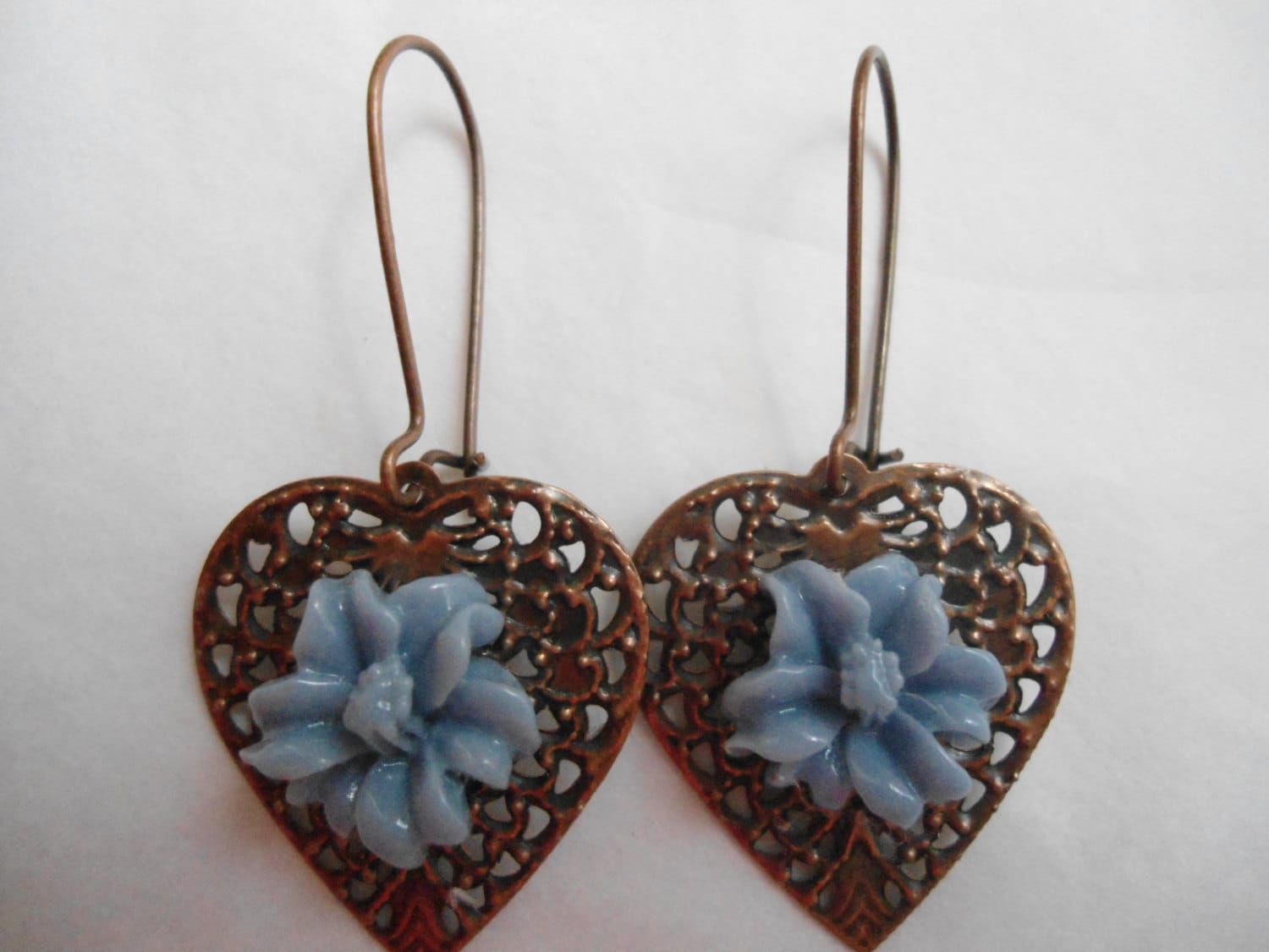 Kupfer Und Blauen Hibiskus Ohrringe Antik Filigran Herz Mit Immergrün Blaue Blumen Ohrringe Nickel Bleifrei Kupfer Und Blauen Hibiskus Ohrringe Antik Filigran Herz Mit Immergrün Blaue Blumen Ohrringe Nickel Bleifrei von GentleHeartJewelry